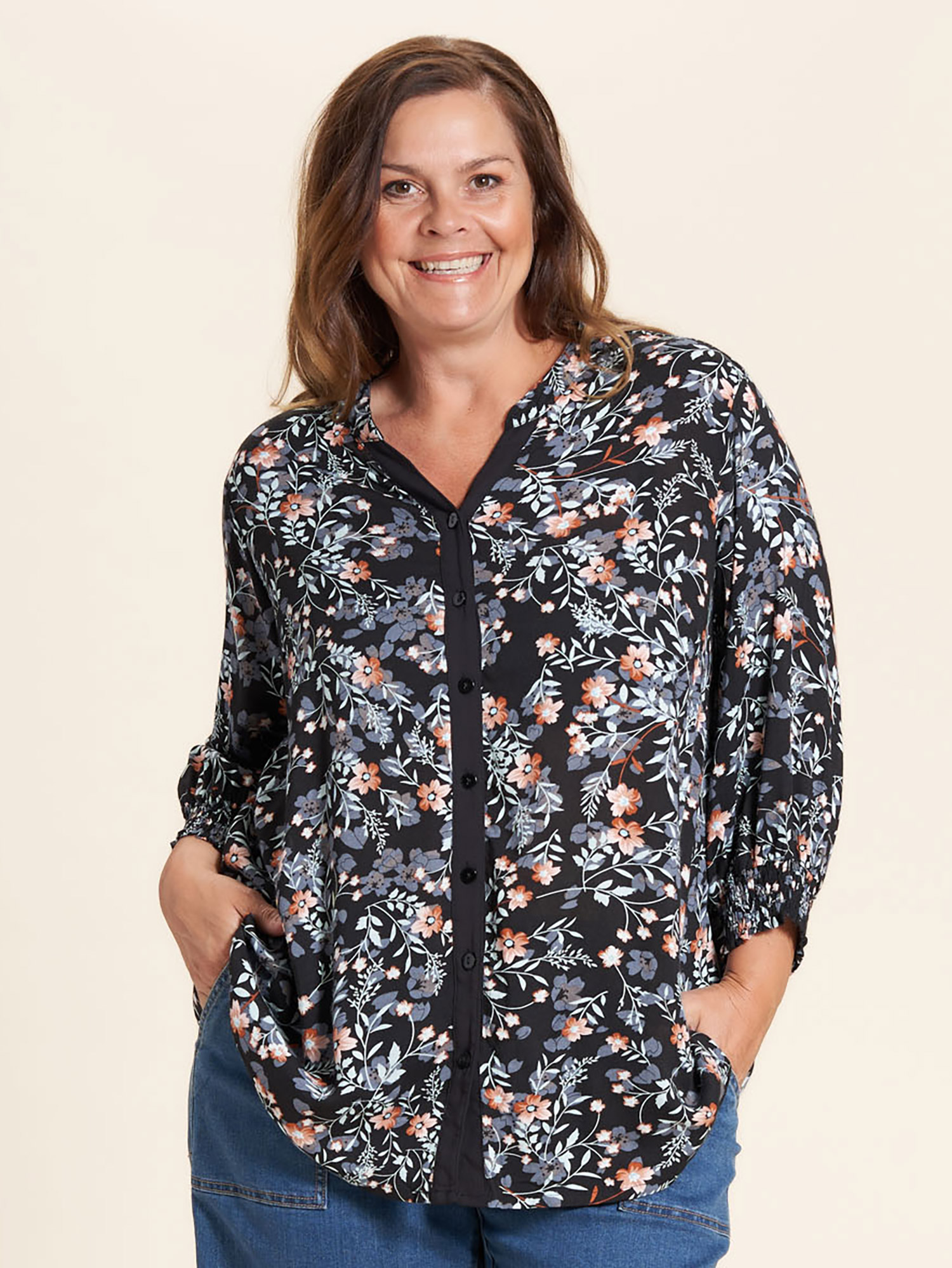 Annemarie - Sort viskose skjorte med smukt blå og rosa blomsterprint fra Gozzip