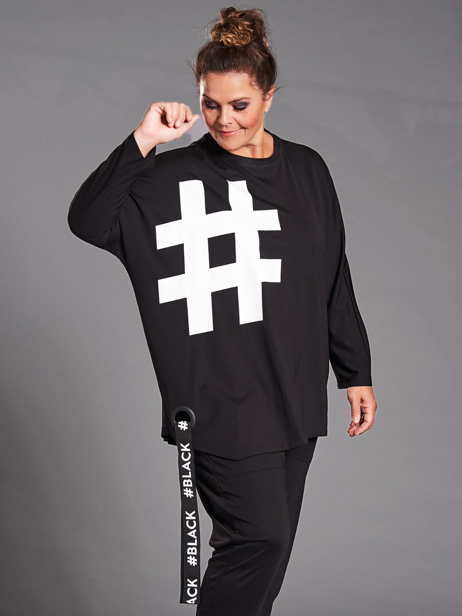 Merry - Svart oversize genser med tøffe detaljer fra Gozzip Black
