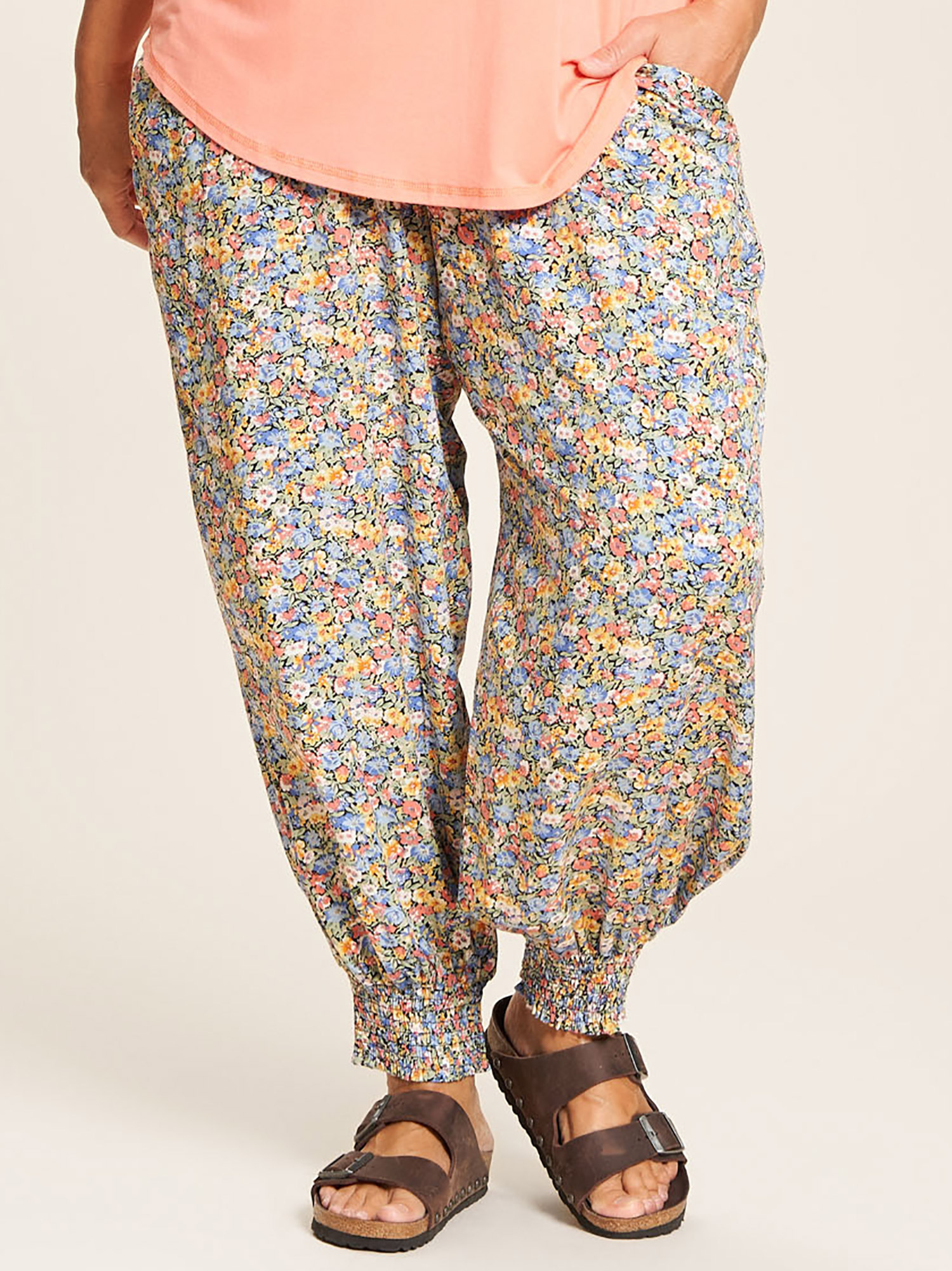 Lovise - Viskose bukser med blomster print fra Gozzip