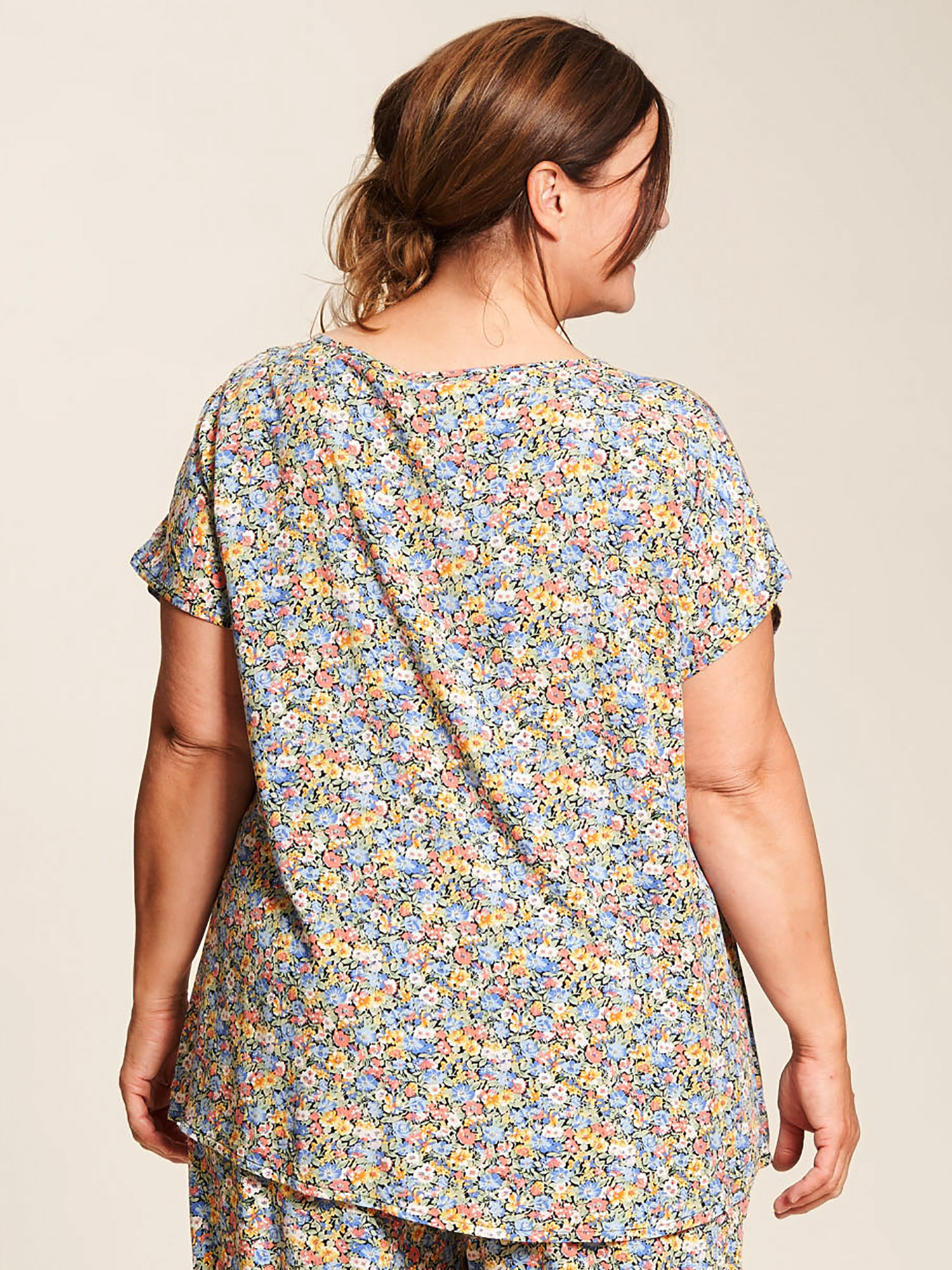 Dorthea - Viskose bluse med fint blomster print fra Gozzip