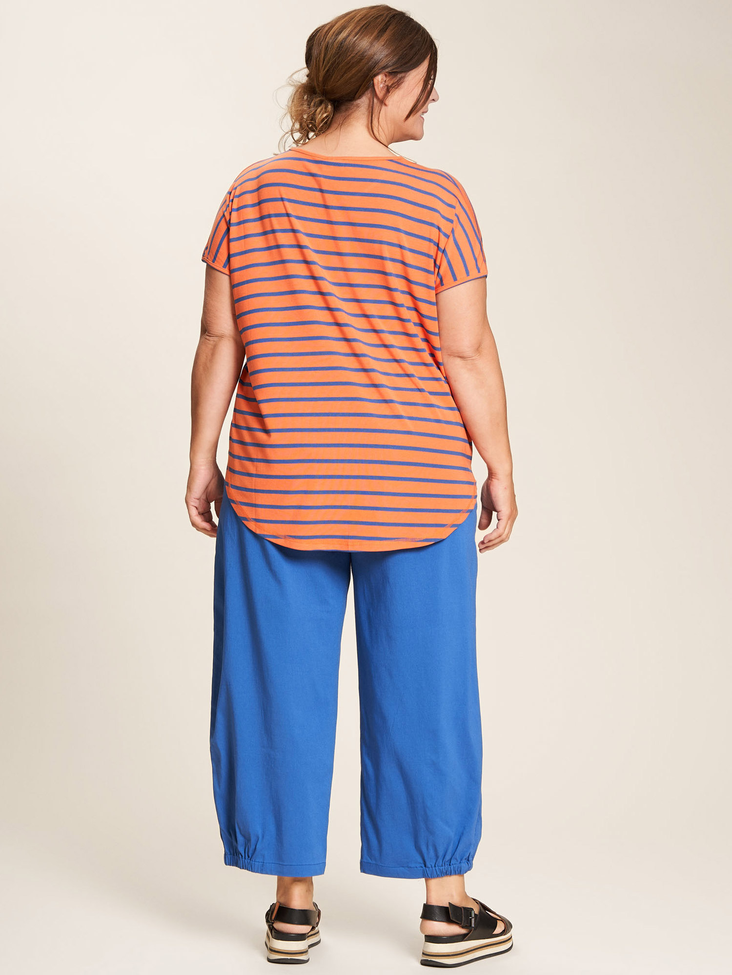 Gitte - Orange jersey t-skjorte med blå striper fra Gozzip
