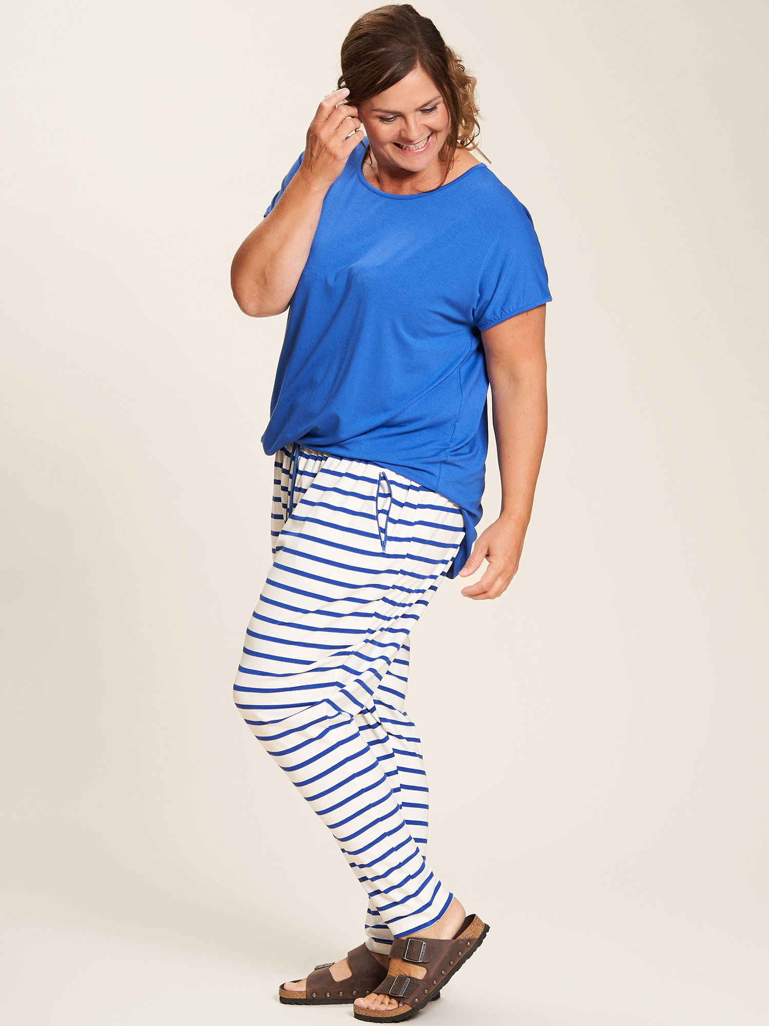 Benita - Hvite bukser i jersey med blå striper fra Gozzip