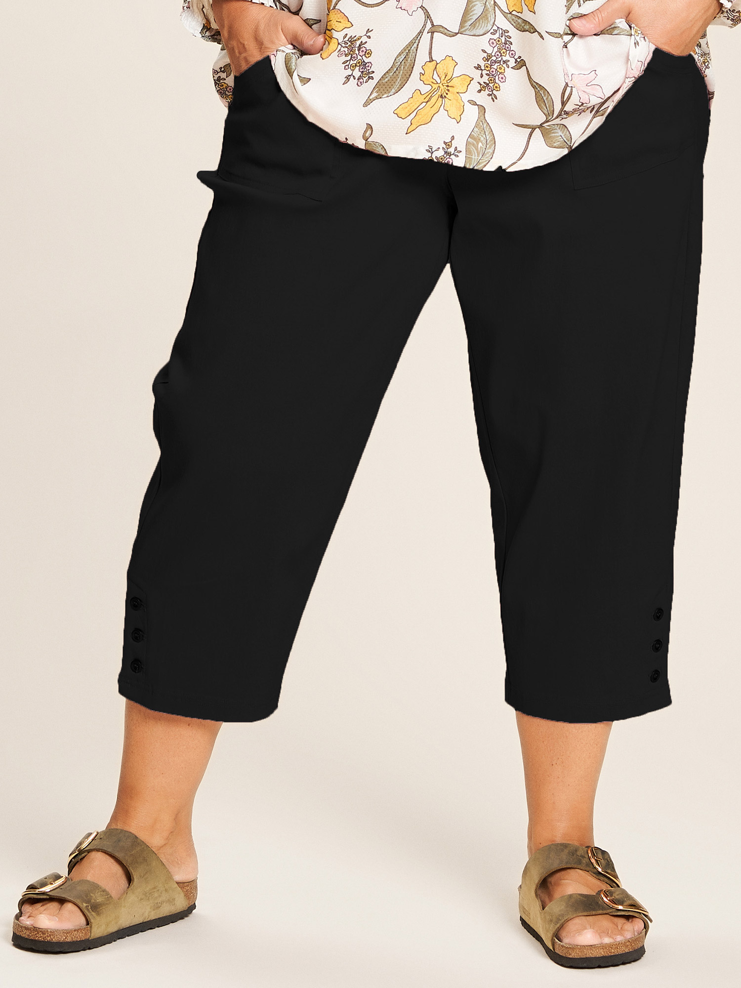 Clara - Svarte capri bukser med flott knapp detalje fra Gozzip