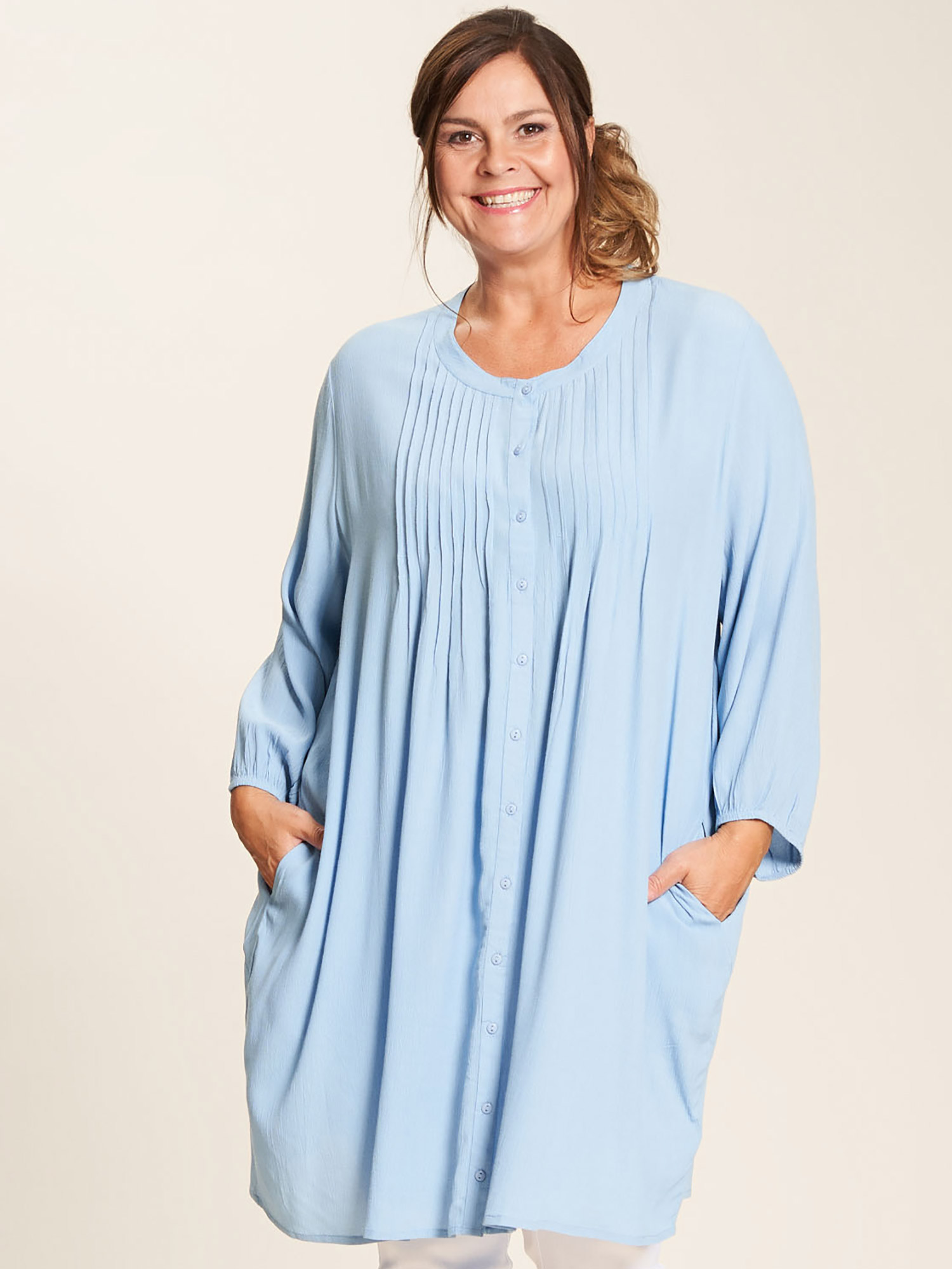 Johanne - Flott skjortetunika i lyseblå med lommer fra Gozzip