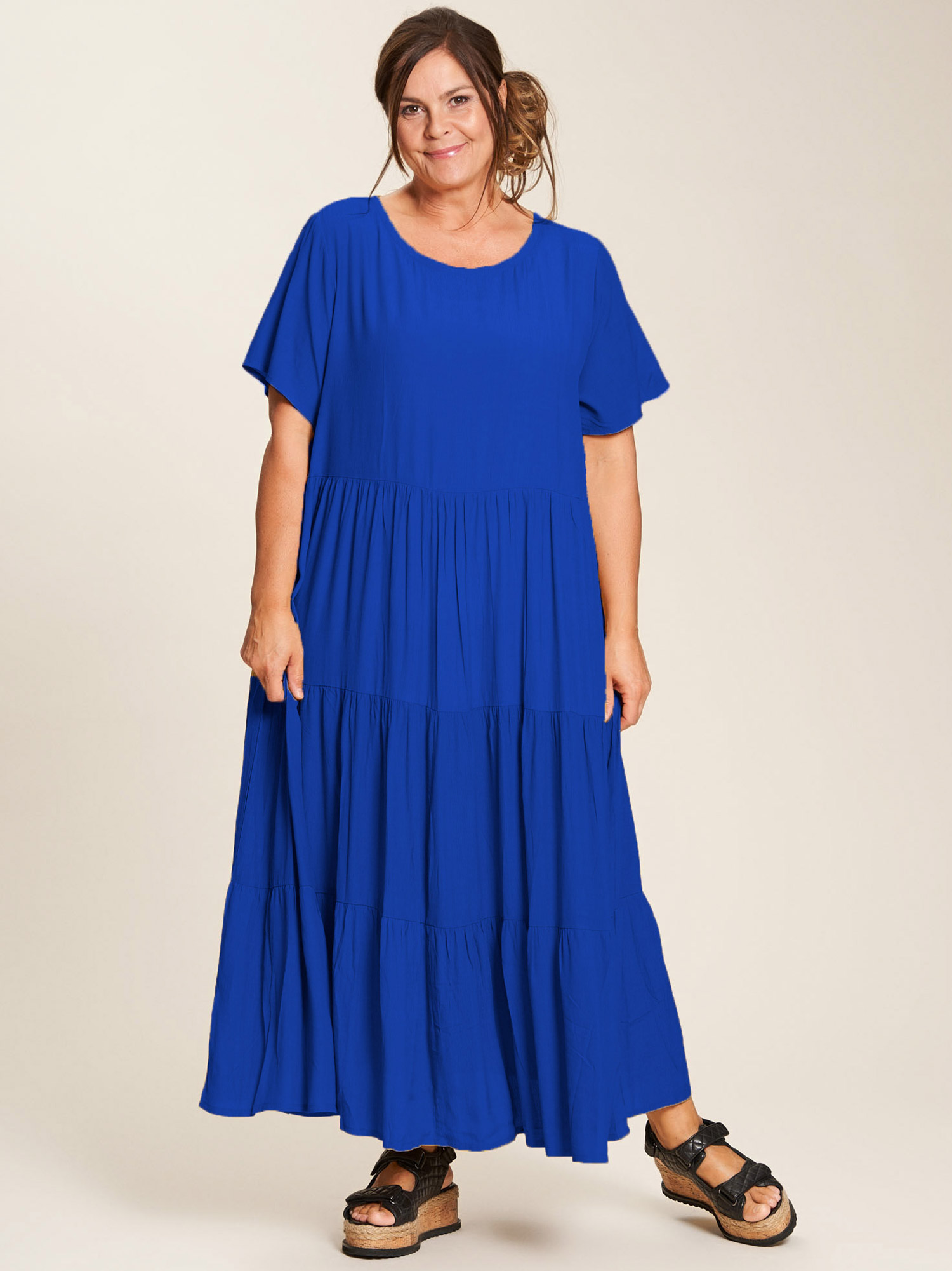 Sussie - Lang kongeblå viskose kjole med volang fra Gozzip