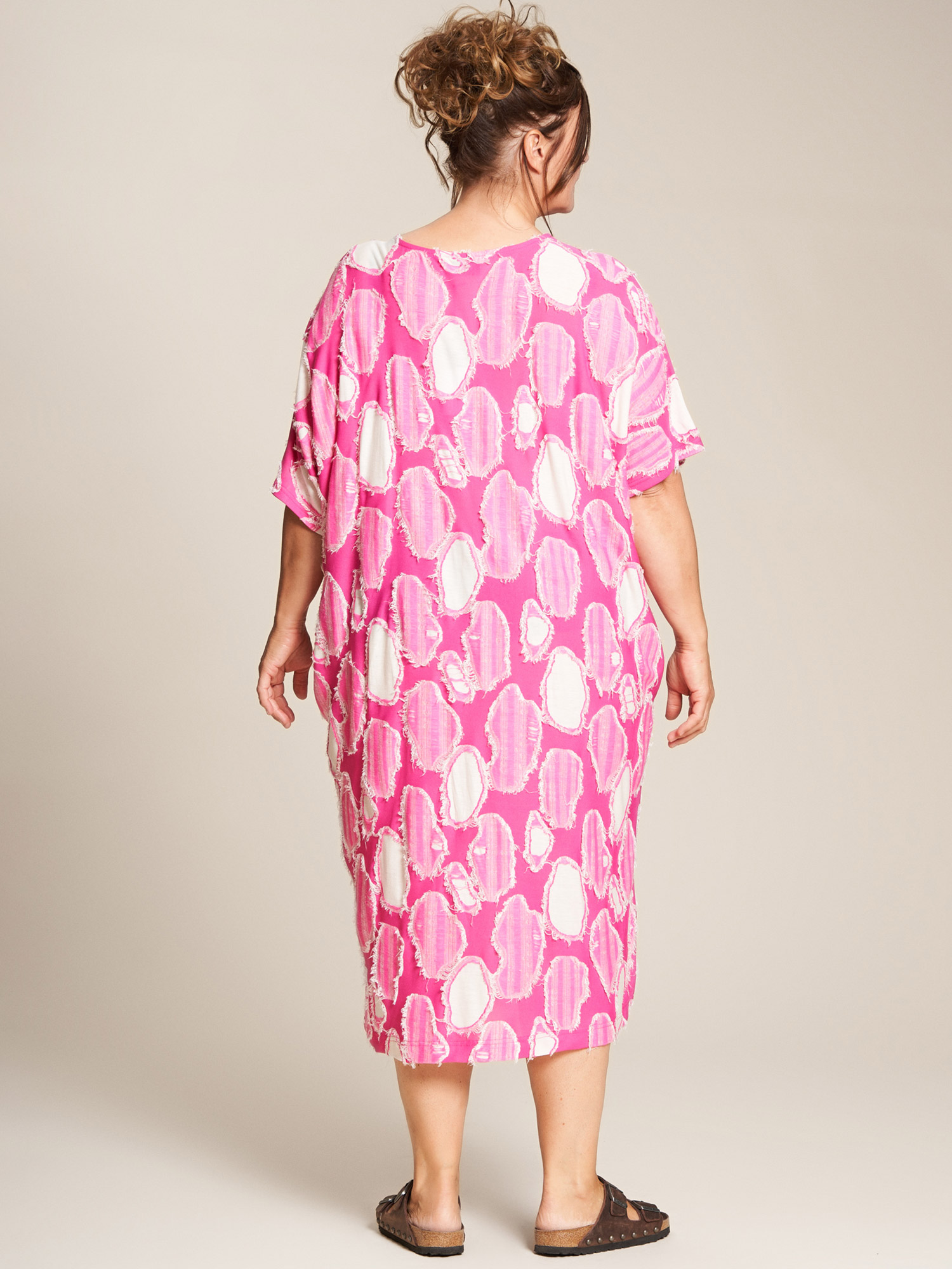 Anne-Lise - Rosa viskose kjole med fine detaljer fra Gozzip Black