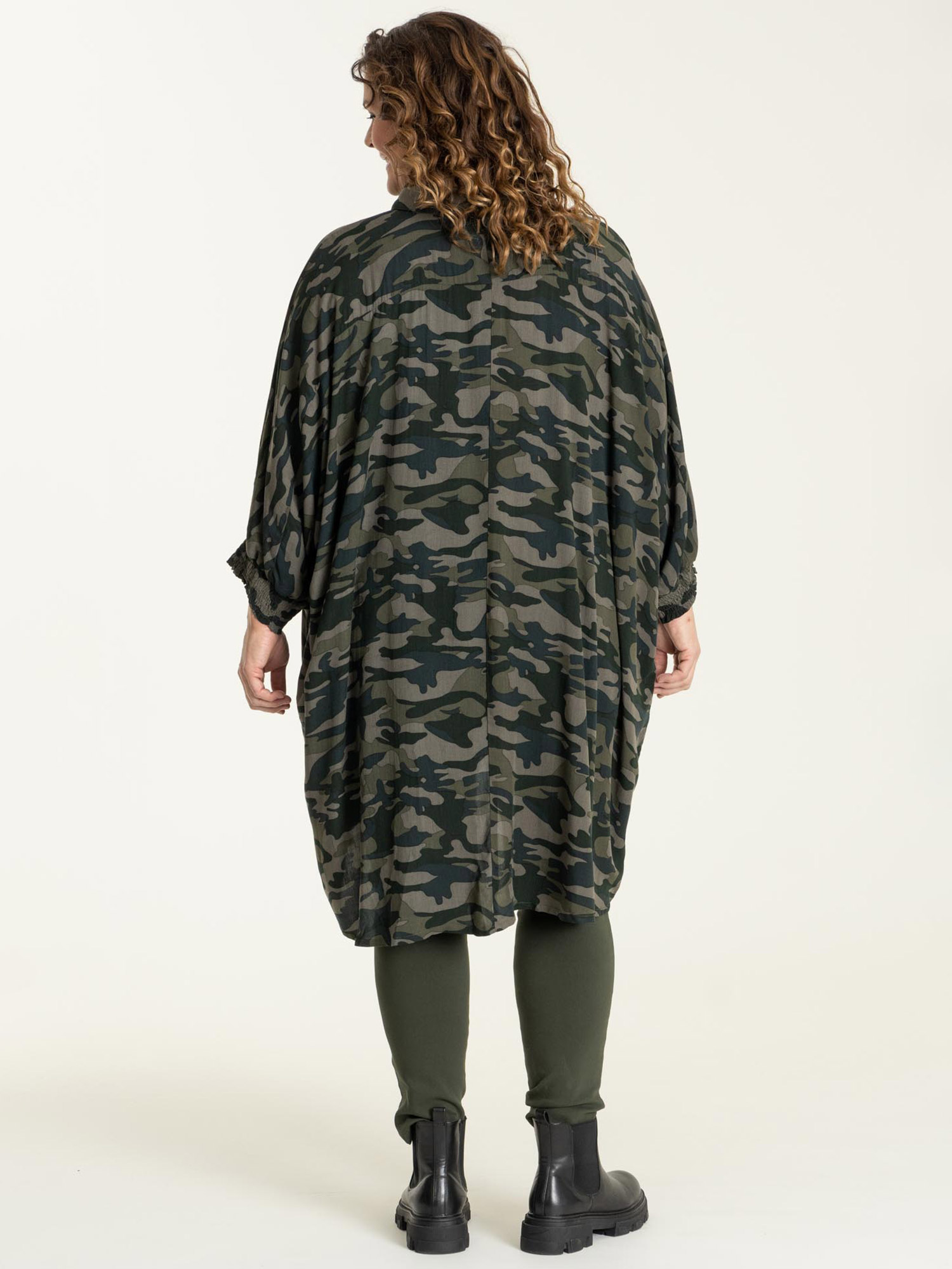 Gerda - Lækker viskose skjorte tunika i smart grønt camouflage print fra Gozzip