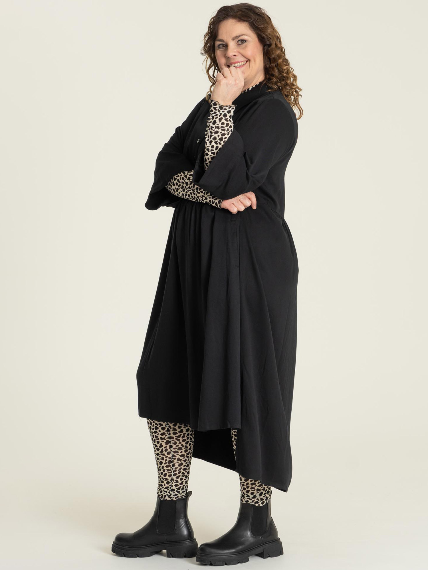 Susanne - svart viskose kjole fra Gozzip