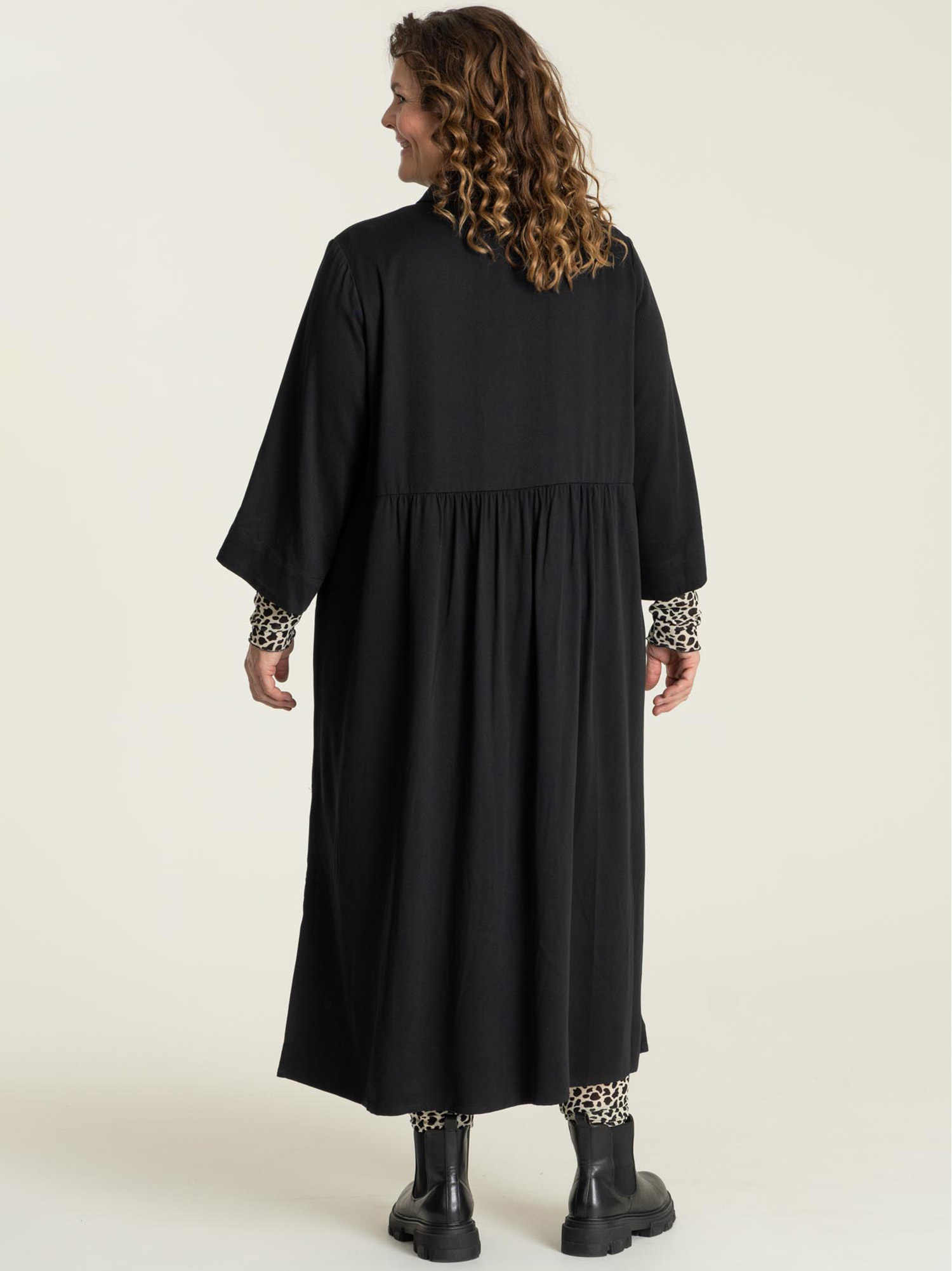 Susanne - svart viskose kjole fra Gozzip