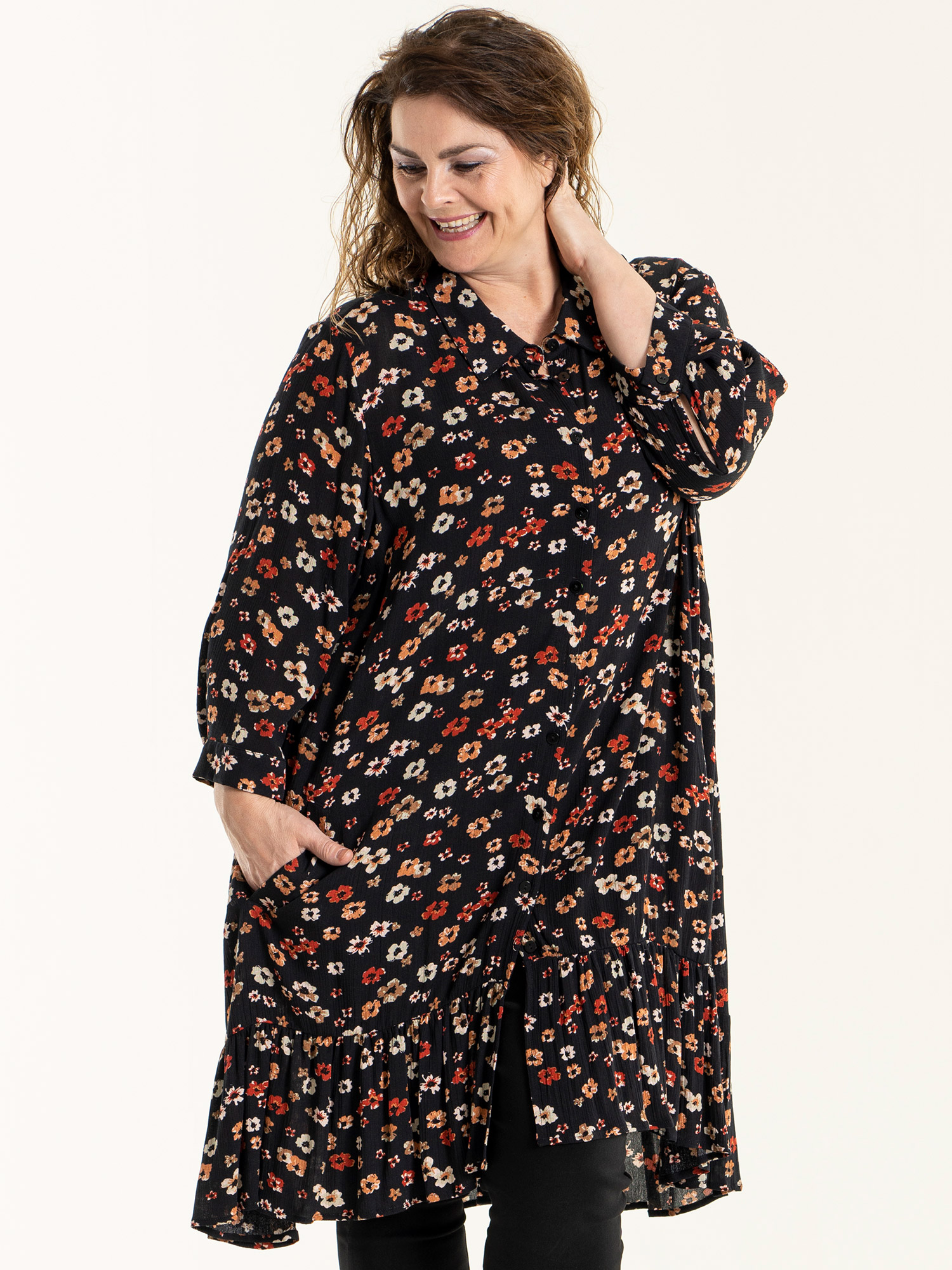 EDITH - Svart skjorte tunika i crepet viskose med blomster print fra Gozzip