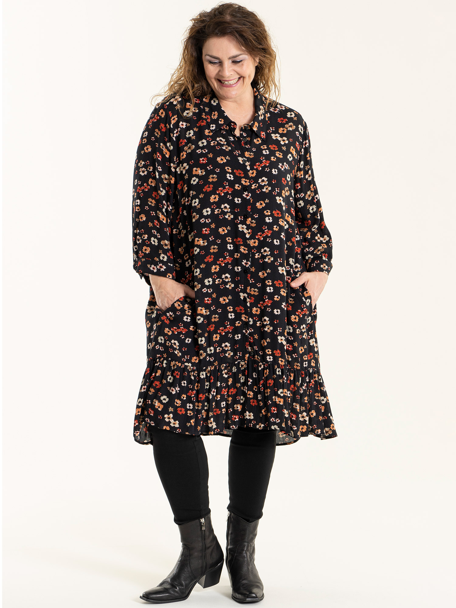 EDITH - Svart skjorte tunika i crepet viskose med blomster print fra Gozzip
