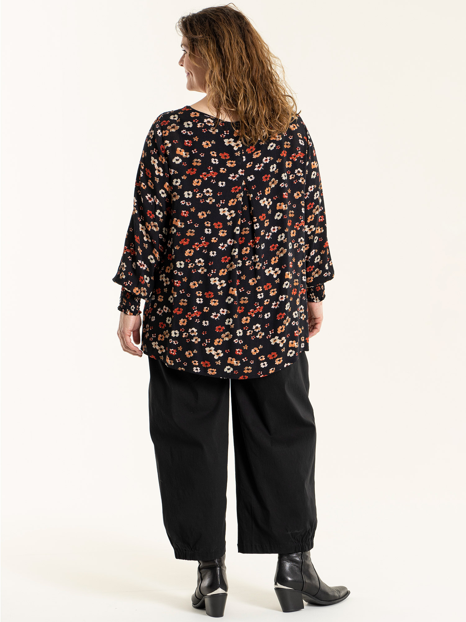 NATACHA - Svart bluse i crepet viskose med blomster print fra Gozzip