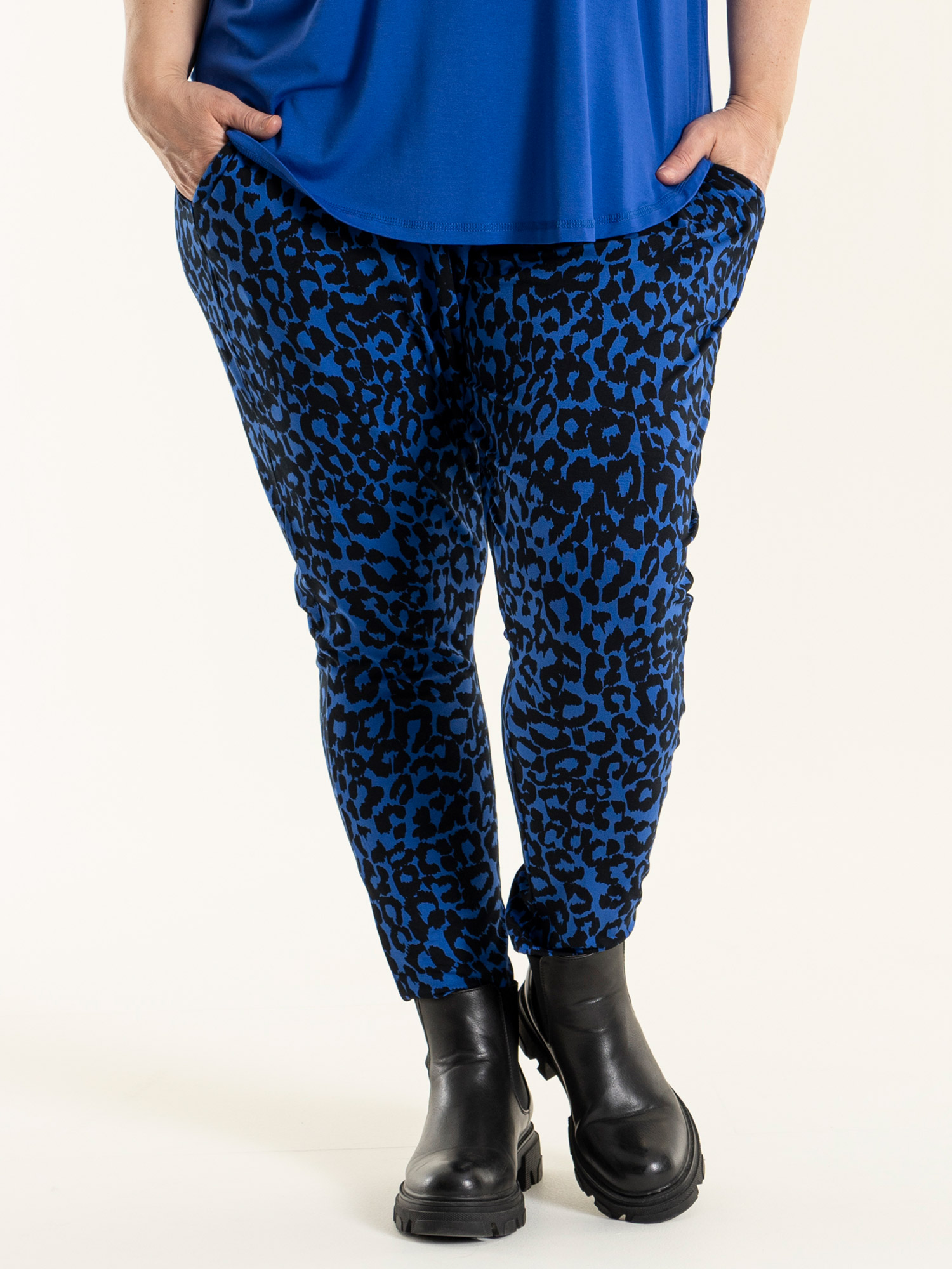 Benita - kongeblå bukser i viskose jersey med svart mønster fra Gozzip