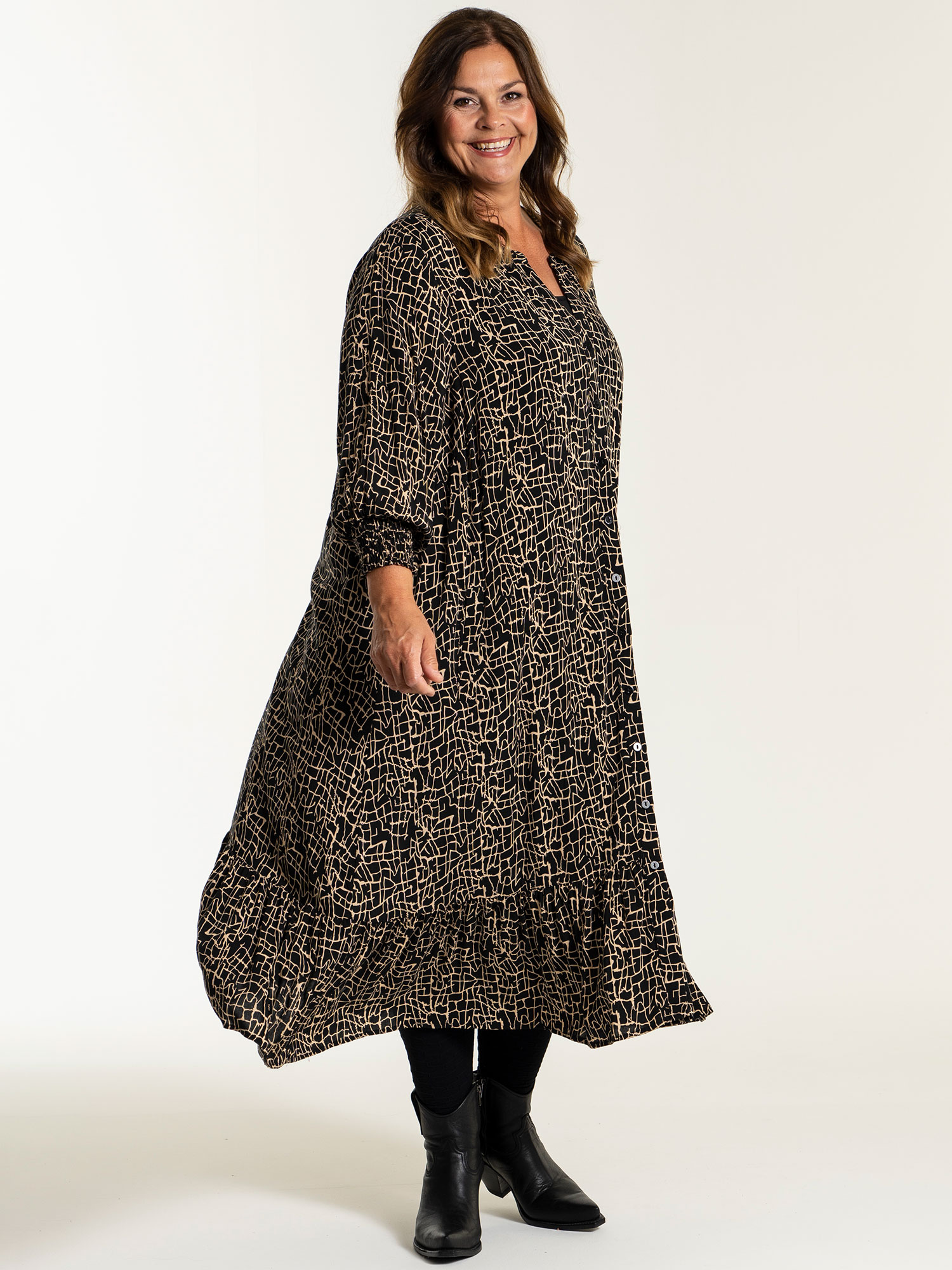 SIGRUN - Svart kjole med mønster fra Gozzip