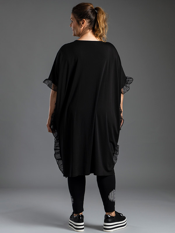 LENA - Svart oversize tunika med volang detaljer fra Gozzip Black