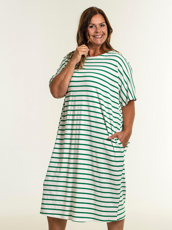 PIL - Plus Size Kjole fra Gozzip