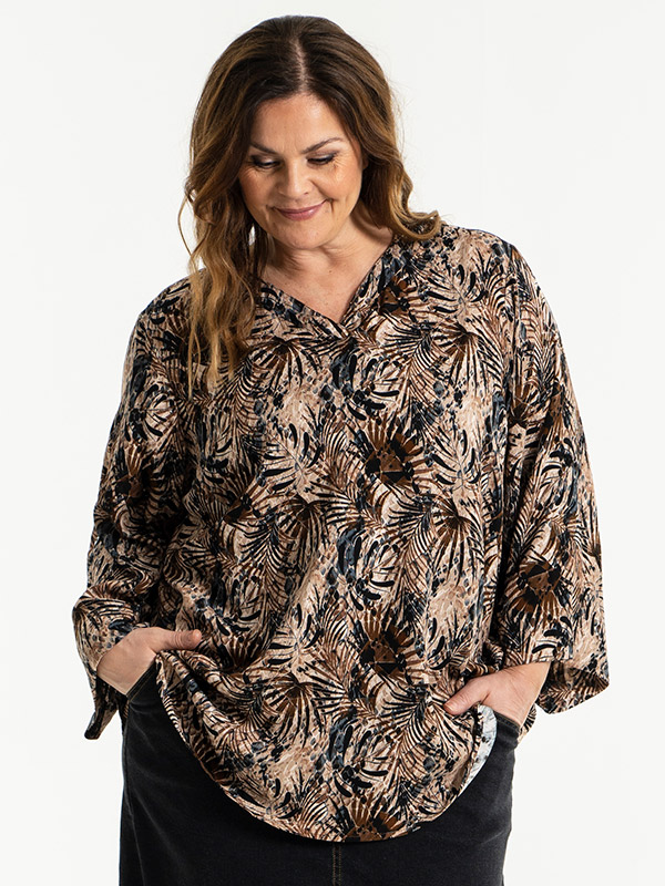 BIBI - Bluse med brunt print fra Gozzip