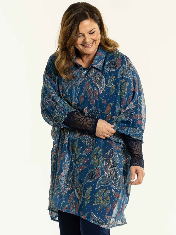EMIRA - Plus Size Bluse fra Gozzip