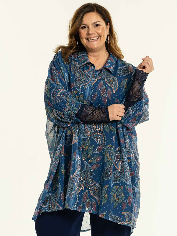 EMIRA - Plus Size Bluse fra Gozzip