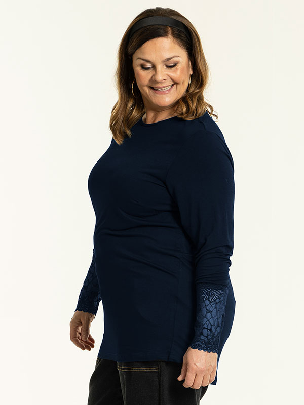 EMIRA - Plus Size Bluse fra Gozzip