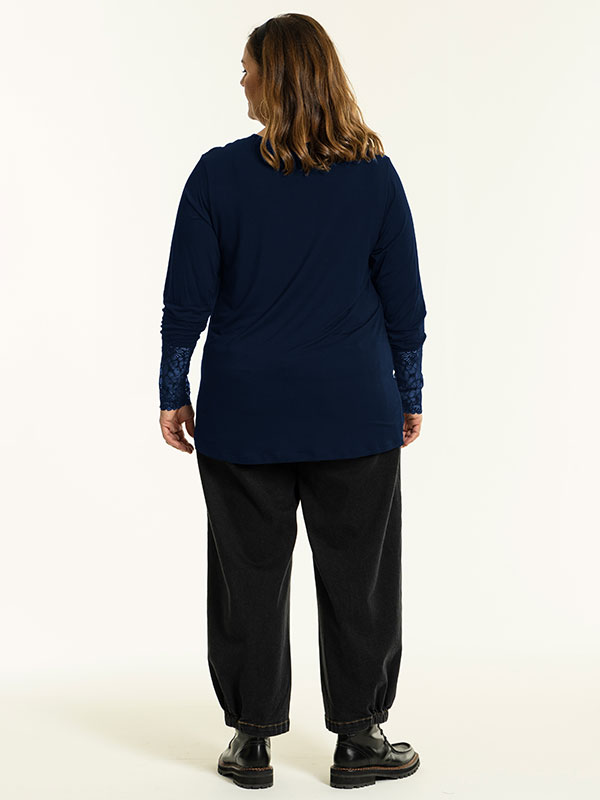 EMIRA - Plus Size Bluse fra Gozzip