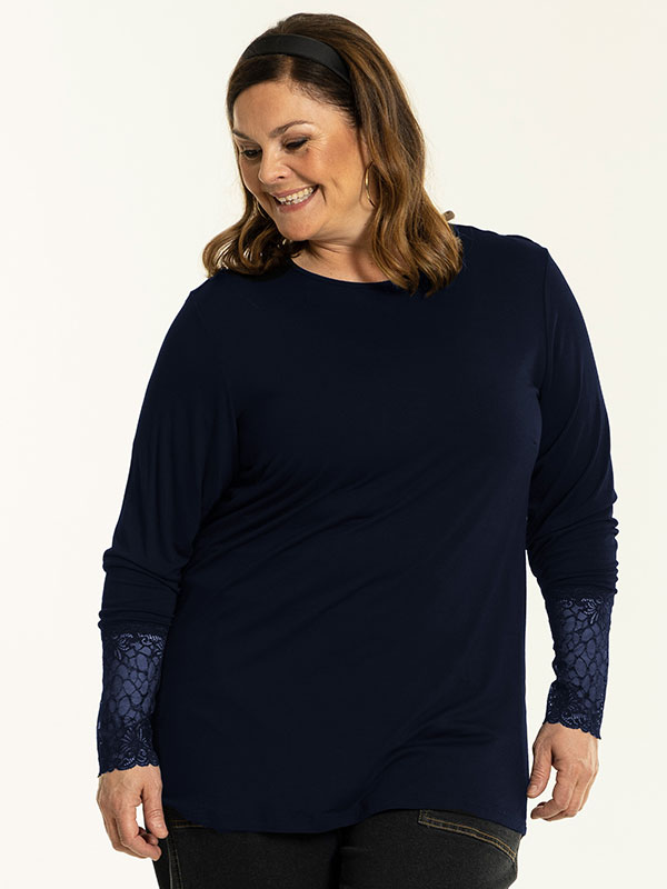 EMIRA - Plus Size Bluse fra Gozzip