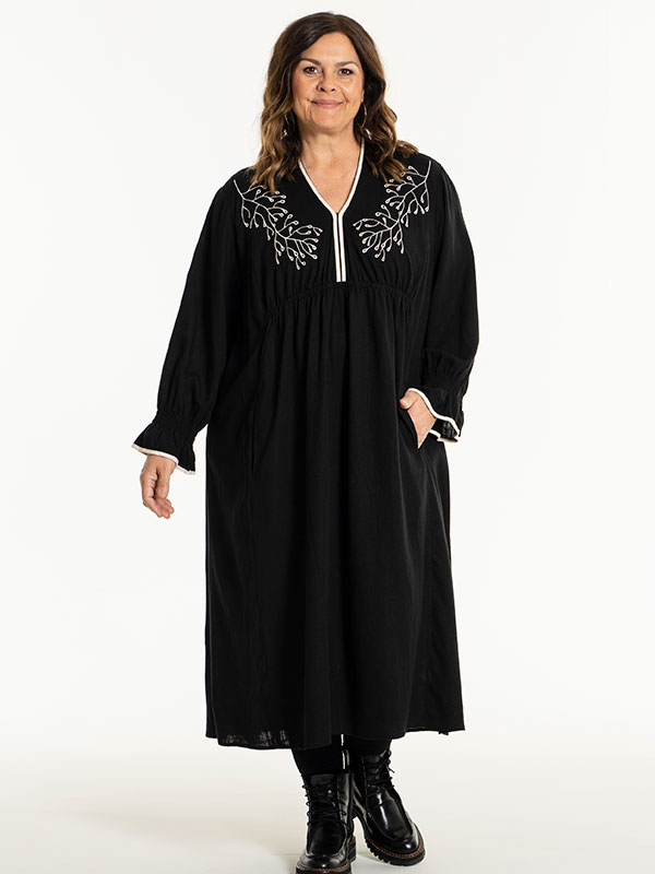 ANNA-LIS - Plus Size Kjole fra Gozzip