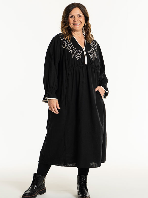 ANNA-LIS - Plus Size Kjole fra Gozzip