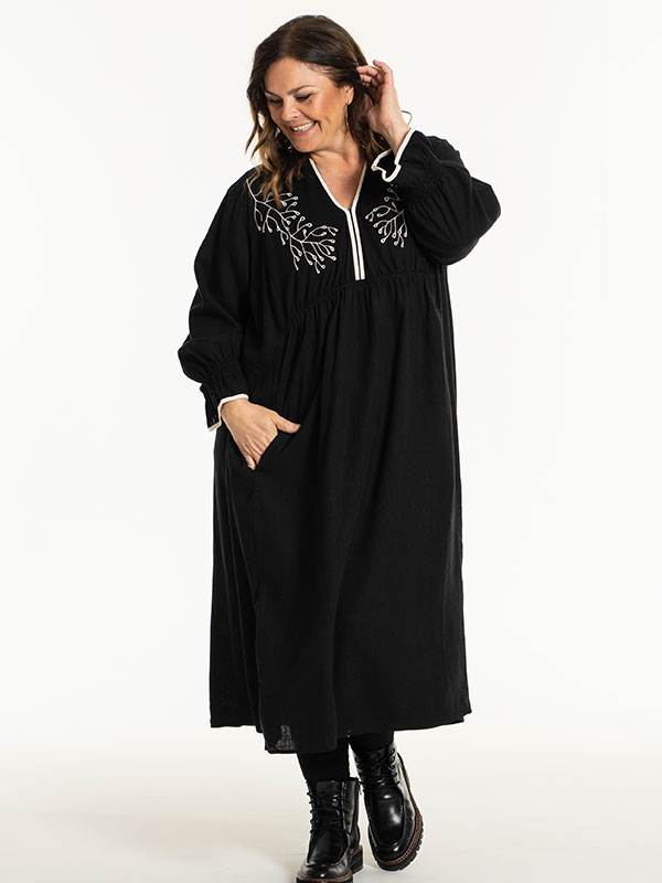 ANNA-LIS - Plus Size Kjole fra Gozzip