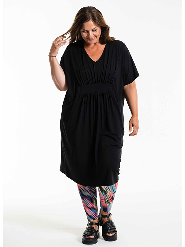 BELINA - Plus Size Kjole fra Gozzip