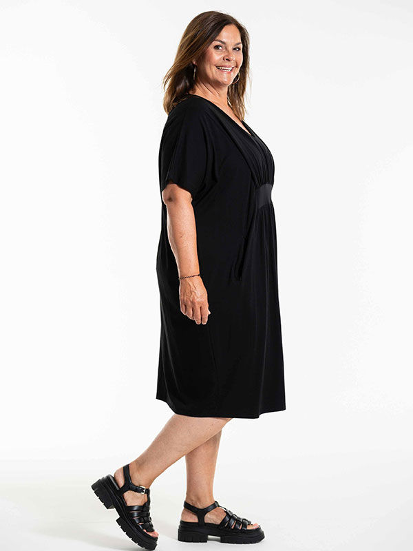 BELINA - Plus Size Kjole fra Gozzip