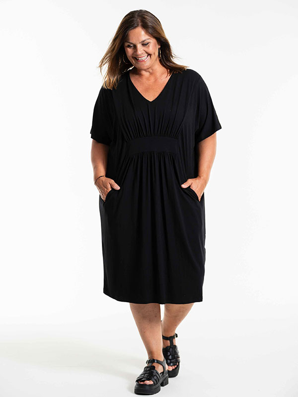BELINA - Plus Size Kjole fra Gozzip