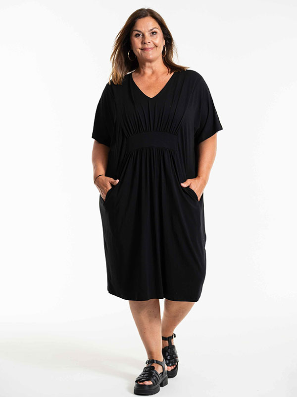 BELINA - Plus Size Kjole fra Gozzip