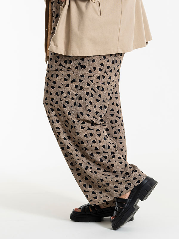 MARFRETHE - Plus Size Bukser fra Gozzip