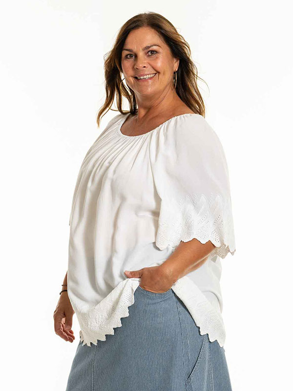 DITTEN - Plus Size Bluse fra Gozzip