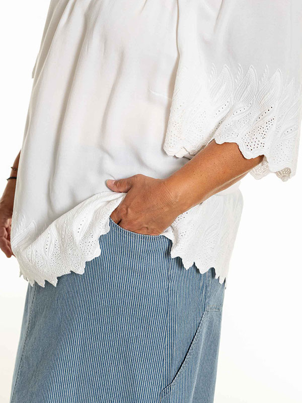 DITTEN - Plus Size Bluse fra Gozzip