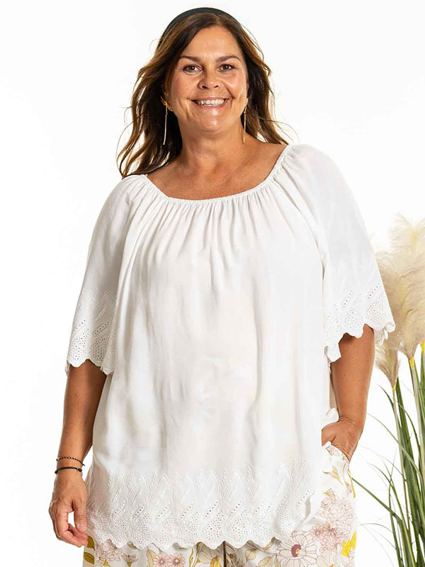 DITTEN - Plus Size Bluse fra Gozzip