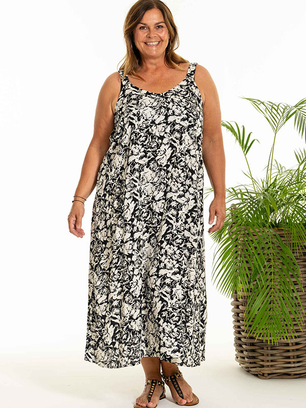 DIRTSA - Plus Size Kjole fra Gozzip