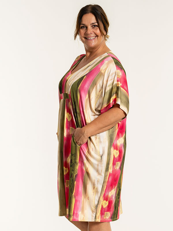 BELINA - Plus Size Kjole fra Gozzip