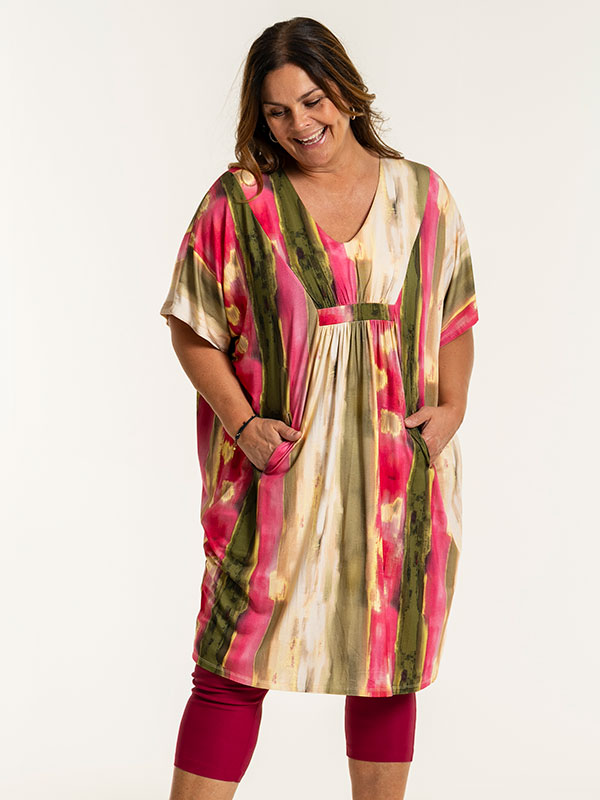 BELINA - Plus Size Kjole fra Gozzip