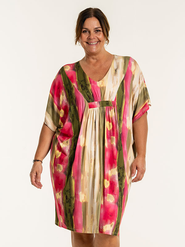 BELINA - Plus Size Kjole fra Gozzip