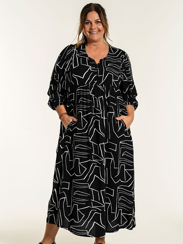 BETINE - Plus Size Kjole fra Gozzip