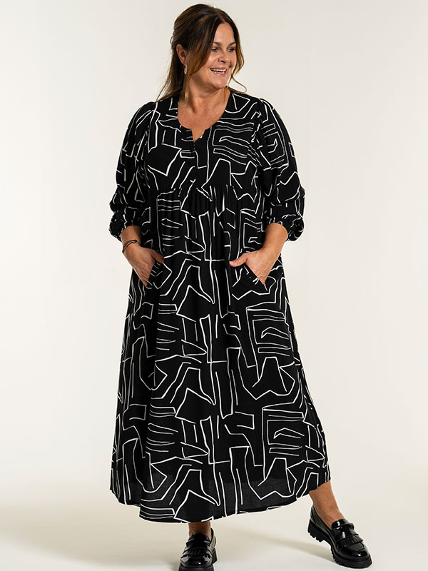 BETINE - Plus Size Kjole fra Gozzip