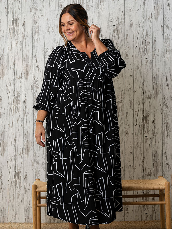 BETINE - Plus Size Kjole fra Gozzip