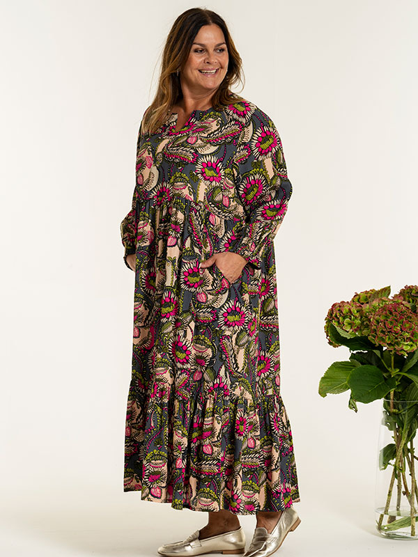 FIONA - Plus Size Kjole fra Gozzip