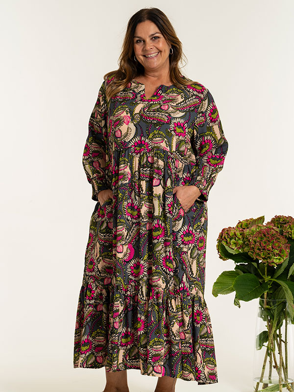 FIONA - Plus Size Kjole fra Gozzip