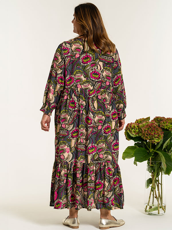 FIONA - Plus Size Kjole fra Gozzip