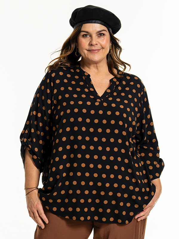 BILLIE - Plus Size Bluse fra Gozzip