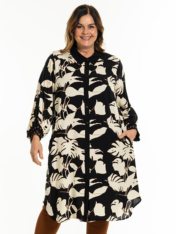 GILA - Plus Size Kjole fra Gozzip