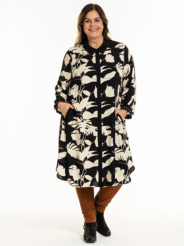 GILA - Plus Size Kjole fra Gozzip